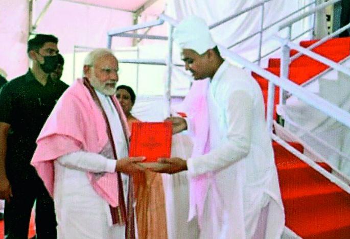 Outraged in Mahanubhav mahamandal, for gifting banned 'Leelacharitra' to PM | बंदी असलेले ‘लीळाचरित्र’ पंतप्रधान माेदींना भेट दिल्याने संताप