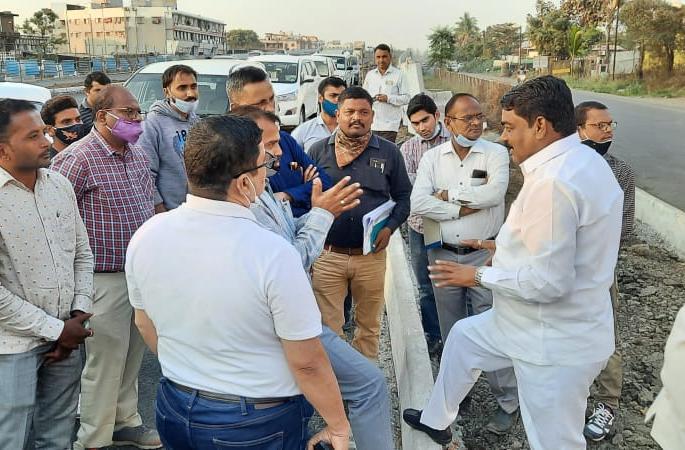 Make an alternative route to Pimpalgaon from the flyover | उड्डाणपुलावरुन पिंपळगावमध्ये प्रवेशासाठी पर्यायी मार्ग करा Make an alternative route to Pimpalgaon from the flyover | उड्डाणपुलावरुन पिंपळगावमध्ये प्रवेशासाठी पर्यायी मार्ग करा