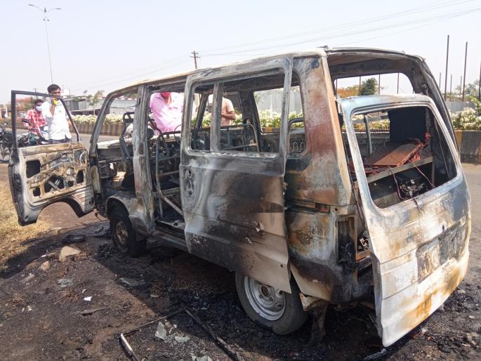 The car in Pimpalgaon suddenly took a beating | पिंपळगावी कारने घेतला अचानक पेट The car in Pimpalgaon suddenly took a beating | पिंपळगावी कारने घेतला अचानक पेट