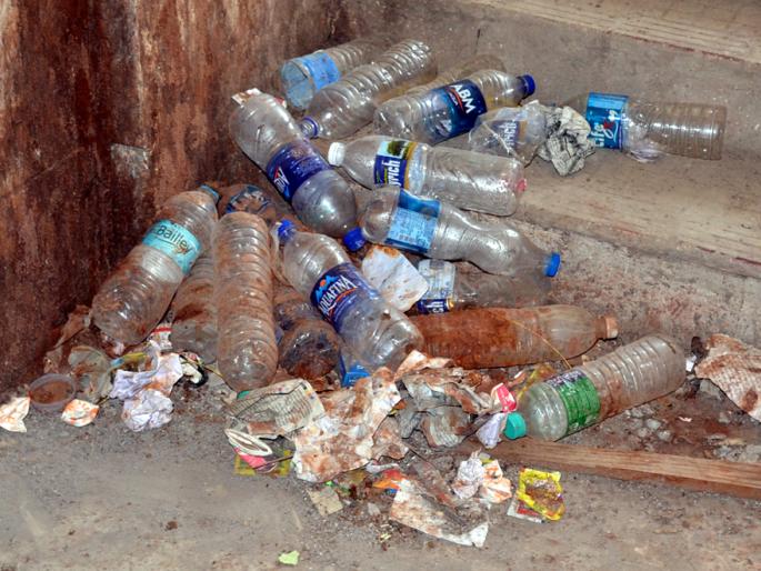 Parbhani: Disability in the administrative building | परभणी :प्रशासकीय इमारतीत अस्वच्छता Parbhani: Disability in the administrative building | परभणी :प्रशासकीय इमारतीत अस्वच्छता