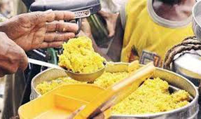 Parbhani: 17 billion rupees of 'Birbal Khichdi' has been reached | परभणी : ‘बिरबलाच्या खिचडी’चे १७ कोटी रुपये पडूनच Parbhani: 17 billion rupees of 'Birbal Khichdi' has been reached | परभणी : ‘बिरबलाच्या खिचडी’चे १७ कोटी रुपये पडूनच