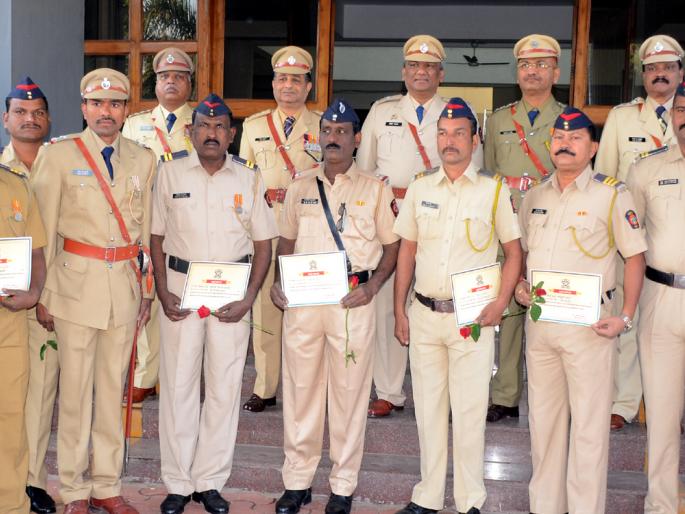 In honor of 32 police personnel in Parbhani, honor has been done | परभणीत ३२ पोलीस कर्मचाºयांचा केला सन्मान In honor of 32 police personnel in Parbhani, honor has been done | परभणीत ३२ पोलीस कर्मचाºयांचा केला सन्मान