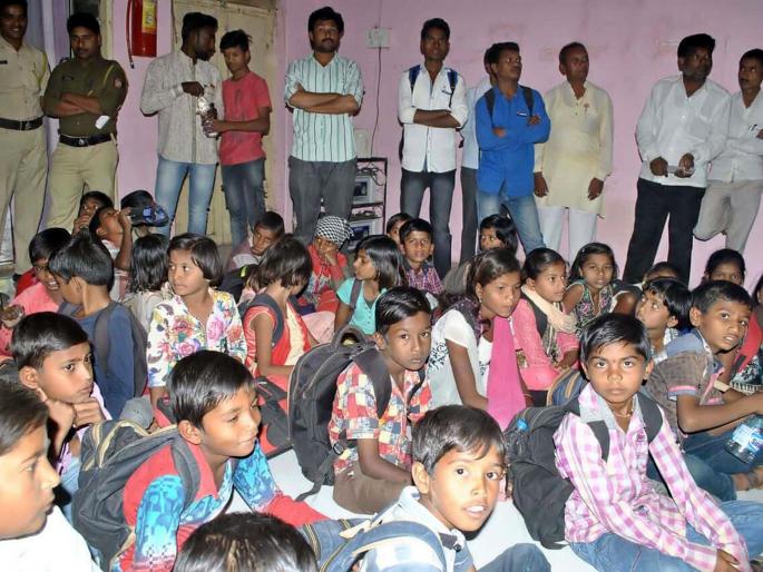 Unique movement for bus in Parbhani district; Just came to the tahsil! | परभणी जिल्ह्यात बससाठी अनोखे आंदोलन ; चक्क तहसीलमध्ये आली विद्यार्थ्यांसाठी बस ! Unique movement for bus in Parbhani district; Just came to the tahsil! | परभणी जिल्ह्यात बससाठी अनोखे आंदोलन ; चक्क तहसीलमध्ये आली विद्यार्थ्यांसाठी बस !