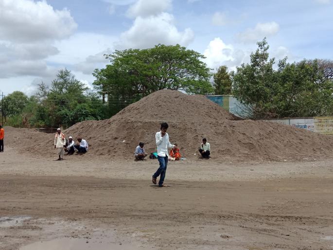 Parbhani Bus Stand: Temporary Shade's proposal to Superintendent Engineer | परभणी बसस्थानक :तात्पुरत्या शेडचा प्रस्ताव अधीक्षक अभियंत्यांकडे Parbhani Bus Stand: Temporary Shade's proposal to Superintendent Engineer | परभणी बसस्थानक :तात्पुरत्या शेडचा प्रस्ताव अधीक्षक अभियंत्यांकडे