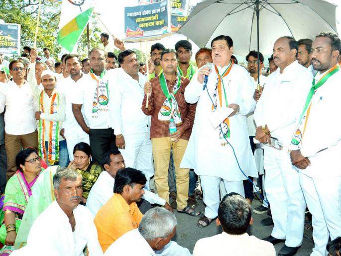 Parbhani: NCP's Front Strikes on Tehsil | परभणी : राष्ट्रवादीचा मोर्चा तहसीलवर धडकला Parbhani: NCP's Front Strikes on Tehsil | परभणी : राष्ट्रवादीचा मोर्चा तहसीलवर धडकला