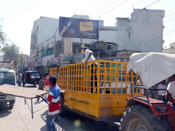 Parbhani street material was seized | परभणीत रस्त्यालगतचे साहित्य केले जप्त