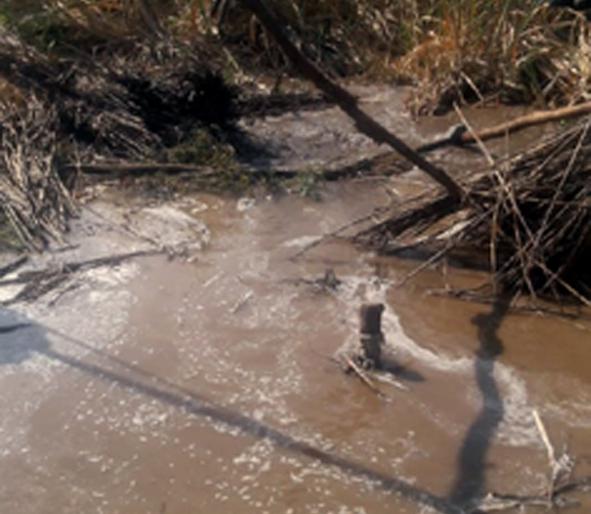 Parbhani: Wasting thousands of liters of water due to a water cut | परभणी : जलवाहिनी फुटल्याने हजारो लिटर पाणी वाया Parbhani: Wasting thousands of liters of water due to a water cut | परभणी : जलवाहिनी फुटल्याने हजारो लिटर पाणी वाया