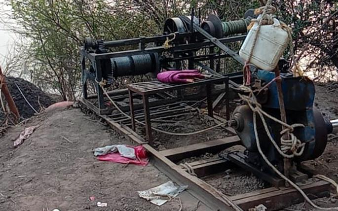 Parbhani: Sand blasting machine seized in Vazur Shivar | परभणी : वझूर शिवारात वाळू उपसा करणारे यंत्र जप्त Parbhani: Sand blasting machine seized in Vazur Shivar | परभणी : वझूर शिवारात वाळू उपसा करणारे यंत्र जप्त