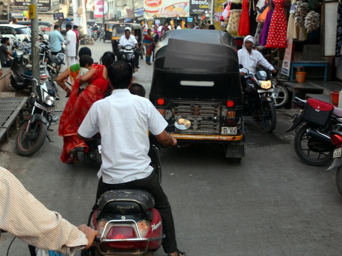 Parbhani: This is the road safety week? | परभणी : हा कसला रस्ता सुरक्षा सप्ताह ? Parbhani: This is the road safety week? | परभणी : हा कसला रस्ता सुरक्षा सप्ताह ?