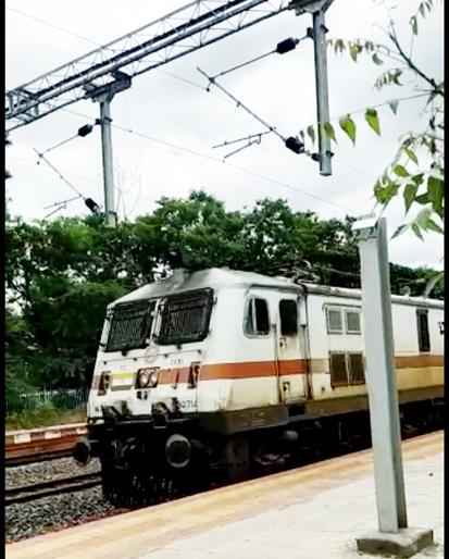 Railways run on electricity in Solapur district; Electrification from Bhigwan to Washimbe completed | सोलापूर जिल्ह्यात विजेवर रेल्वे धावली; भिगवण ते वाशिंबे विद्युतीकरण झाले पूर्ण Railways run on electricity in Solapur district; Electrification from Bhigwan to Washimbe completed | सोलापूर जिल्ह्यात विजेवर रेल्वे धावली; भिगवण ते वाशिंबे विद्युतीकरण झाले पूर्ण