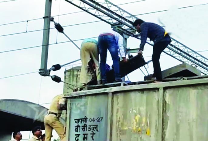 Shocking; Unfortunate death of a young man from Solapur who took a selfie standing on top of a freight train | धक्कादायक; मालगाडीवर उभारून सेल्फी काढणाऱ्या सोलापुरातील तरूणाचा दुदैवी मृत्यू Shocking; Unfortunate death of a young man from Solapur who took a selfie standing on top of a freight train | धक्कादायक; मालगाडीवर उभारून सेल्फी काढणाऱ्या सोलापुरातील तरूणाचा दुदैवी मृत्यू