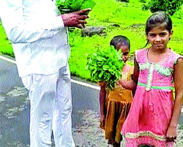 Children from rural areas of Igatpuri taluka sell legumes for income! | इगतपुरी तालुक्याच्या ग्रामीण भागातील मुले अर्थार्जनासाठी विकताय रानभाज्या!