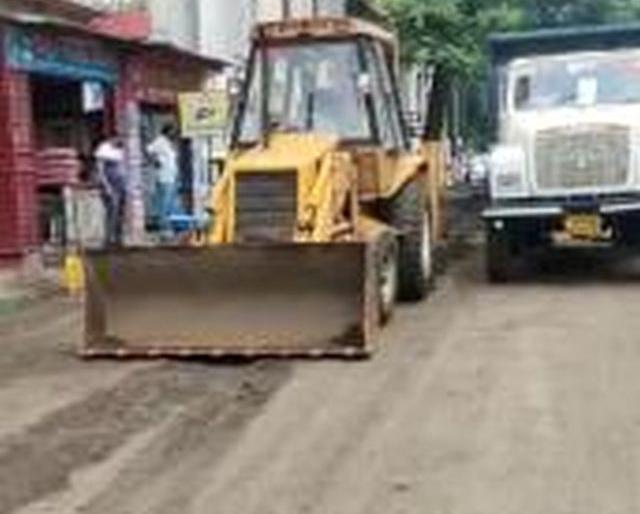 Road repair work in Dhongade town started | धोंगडे नगरमधील रस्ता दुरुस्तीचे काम सुरू