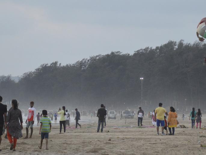 Tourist places in Ratnagiri Disturbed | सुटीमुळे रत्नागिरी जिल्ह्यात पर्यटनस्थळे गजबजली Tourist places in Ratnagiri Disturbed | सुटीमुळे रत्नागिरी जिल्ह्यात पर्यटनस्थळे गजबजली