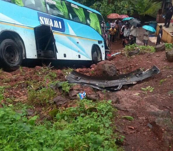  Bus driver killed in an accident at Hazarkhamba | हातखंबा येथील अपघातात बसचालक ठार