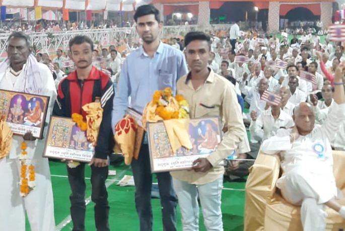  Assistance to families of suicidal families | न्हावी येथे आत्महत्याग्रस्त कुटुंबातील परिवारांना सहाय्य