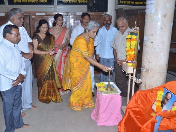 Dhule's diamond first in the Inter College Lecture competition | आंतर महाविद्यालयीन वक्तृत्व स्पर्धेत धुळ्याचा धर्मेश हिरे प्रथम