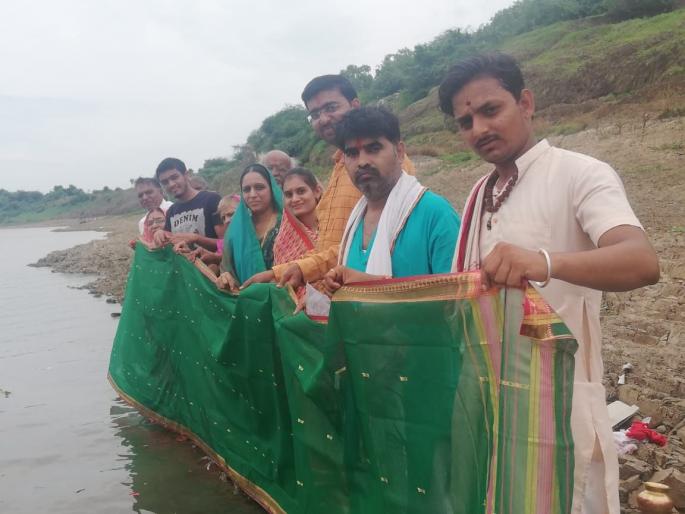 Dedicated to OT Kelly at Khana Tapimai in Corona's Social Distance | कोरोनाच्या सोशल डिस्टन्सिंगमध्ये सूर्यकन्या तापीमाईला खणा नारळाची ओटी केली समर्पित Dedicated to OT Kelly at Khana Tapimai in Corona's Social Distance | कोरोनाच्या सोशल डिस्टन्सिंगमध्ये सूर्यकन्या तापीमाईला खणा नारळाची ओटी केली समर्पित