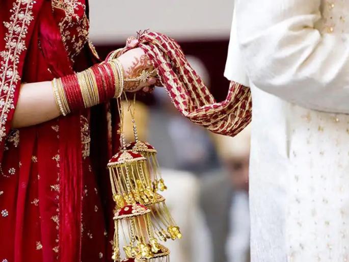 Raja ki ai barat 'but in the presence of a few brides, Faizpur was blown up by many at the first moment. | राजा कि आई बारात' मात्र मोजक्याच वऱ्हाडीच्या उपस्थितीत फैजपूरला पहिल्याच मुहूर्ताला अनेकांनी उडविला लग्नाचा बार Raja ki ai barat 'but in the presence of a few brides, Faizpur was blown up by many at the first moment. | राजा कि आई बारात' मात्र मोजक्याच वऱ्हाडीच्या उपस्थितीत फैजपूरला पहिल्याच मुहूर्ताला अनेकांनी उडविला लग्नाचा बार