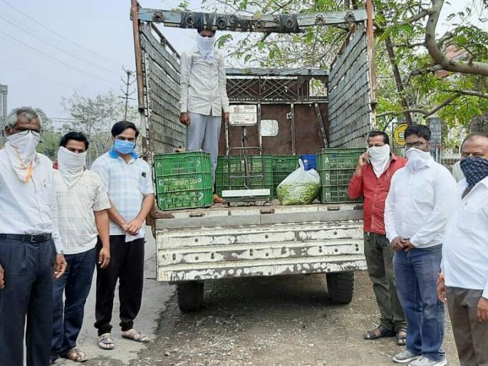 Due to the corona, farmers' groups sold the perishable agricultural products directly to the consumers | कोरोनामुळे शेतकरी गटांचा नाशवंत शेतीमाल थेट ग्राहकांपर्यत विक्रीला Due to the corona, farmers' groups sold the perishable agricultural products directly to the consumers | कोरोनामुळे शेतकरी गटांचा नाशवंत शेतीमाल थेट ग्राहकांपर्यत विक्रीला