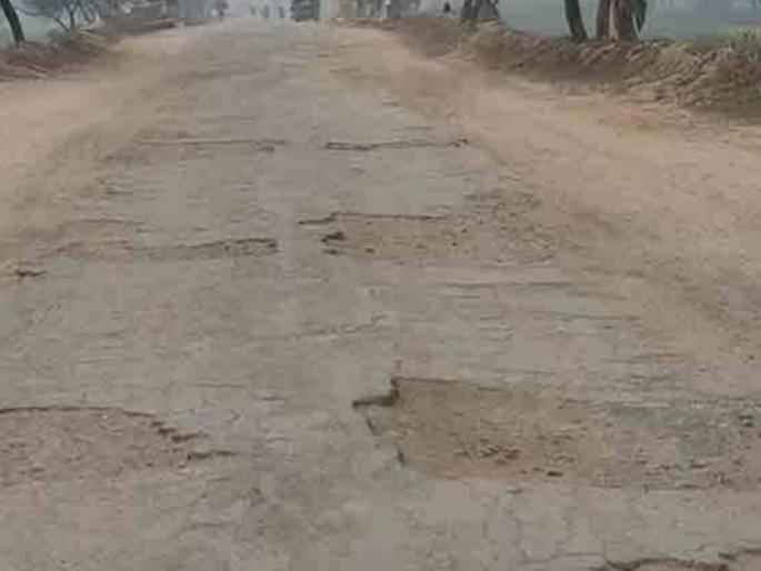 The condition of road from Jalgaon Fata to Kurdgaon is deplorable | जळगांव फाटा ते कुरडगांव रस्त्याची अवस्था दयनीय The condition of road from Jalgaon Fata to Kurdgaon is deplorable | जळगांव फाटा ते कुरडगांव रस्त्याची अवस्था दयनीय