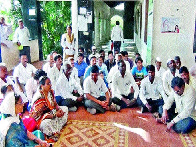 The Swabhimani Republican Party has to take responsibility | स्वाभिमानी रिपब्लिकन पक्षातर्फे धरणे The Swabhimani Republican Party has to take responsibility | स्वाभिमानी रिपब्लिकन पक्षातर्फे धरणे