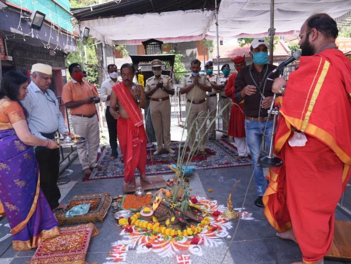 Saidarbari Holikatsav in excitement: Holi was lit in the traditional way | साईदरबारी होलीकात्सव उत्साहात : पारंपरिक पध्दतीने होळी पेटविली Saidarbari Holikatsav in excitement: Holi was lit in the traditional way | साईदरबारी होलीकात्सव उत्साहात : पारंपरिक पध्दतीने होळी पेटविली