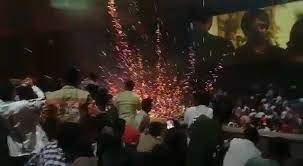 Salman pricked up his ears about the fireworks in the cinema | सिनेमागृहातील फटाकेबाजीबद्दल सलमानने टोचले कान Salman pricked up his ears about the fireworks in the cinema | सिनेमागृहातील फटाकेबाजीबद्दल सलमानने टोचले कान
