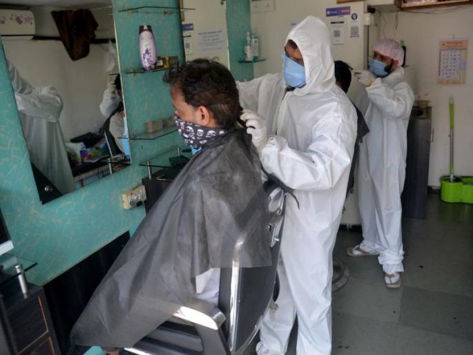 Salon shops opened out of concern for safety; Composite response from customers | सुरक्षिततेची काळजी घेत सलुनची दुकाने उघडली ; ग्राहकांचा संमिश्र प्रतिसाद Salon shops opened out of concern for safety; Composite response from customers | सुरक्षिततेची काळजी घेत सलुनची दुकाने उघडली ; ग्राहकांचा संमिश्र प्रतिसाद