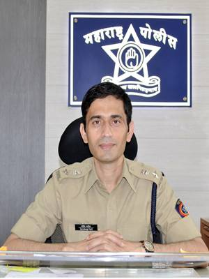 Satara: Satkarkar has been replaced by Superintendent of Police Sandip Patil | सातारा : अधीक्षक संदीप पाटील यांच्या बदलीने सातारकर गहिवरले Satara: Satkarkar has been replaced by Superintendent of Police Sandip Patil | सातारा : अधीक्षक संदीप पाटील यांच्या बदलीने सातारकर गहिवरले