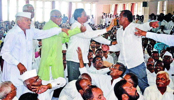 Sangli district central bank's annual meeting | सांगली जिल्हा मध्यवर्ती बँकेच्या वार्षिक सभेत गदारोळ Sangli district central bank's annual meeting | सांगली जिल्हा मध्यवर्ती बँकेच्या वार्षिक सभेत गदारोळ