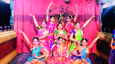 Saturn's dancer went to Europe | साताऱ्याच्या नृत्यांगना निघाल्या युरोपला Saturn's dancer went to Europe | साताऱ्याच्या नृत्यांगना निघाल्या युरोपला