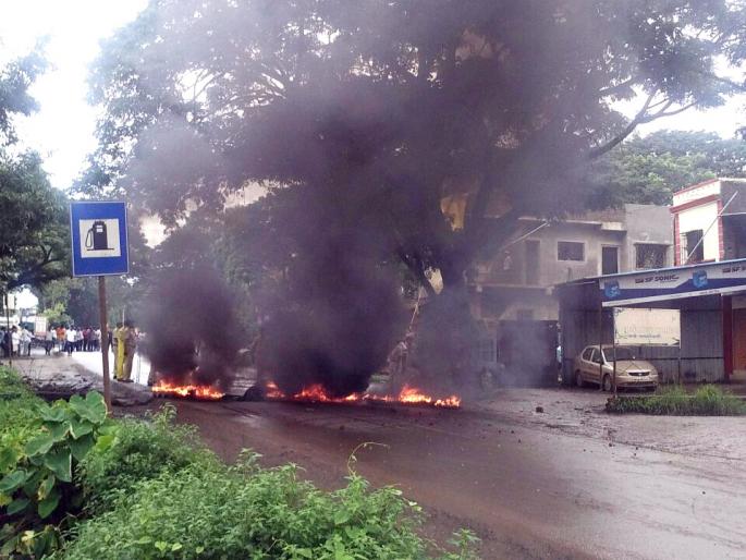 Maratha Kranti Morcha: Satara: Jalgaon-Bijapur highway on fire, Patan taluka for one hour traffic jam | Maratha Kranti Morcha : सातारा : गुहाघर-विजापूर महामार्गावर जाळपोळ, पाटण तालुक्यात तासभर वाहतूक ठप्प Maratha Kranti Morcha: Satara: Jalgaon-Bijapur highway on fire, Patan taluka for one hour traffic jam | Maratha Kranti Morcha : सातारा : गुहाघर-विजापूर महामार्गावर जाळपोळ, पाटण तालुक्यात तासभर वाहतूक ठप्प