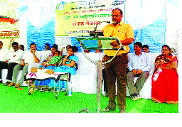 If you take advantage of the schemes, drought will erupt: Mahadev Jankar | योजनांचा फायदा घेतला तर दुष्काळ पुसेल : महादेव जानकर If you take advantage of the schemes, drought will erupt: Mahadev Jankar | योजनांचा फायदा घेतला तर दुष्काळ पुसेल : महादेव जानकर