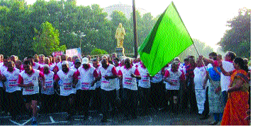 Ran for 'The Great Marathon' ran in | ‘साठी’ ओलांडलेले ज्येष्ठ मॅरेथॉनमध्ये धावले Ran for 'The Great Marathon' ran in | ‘साठी’ ओलांडलेले ज्येष्ठ मॅरेथॉनमध्ये धावले