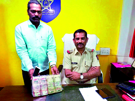 Old notes worth Rs 10 lakh seized | दहा लाख रुपयांच्या जुन्या नोटा जप्त Old notes worth Rs 10 lakh seized | दहा लाख रुपयांच्या जुन्या नोटा जप्त
