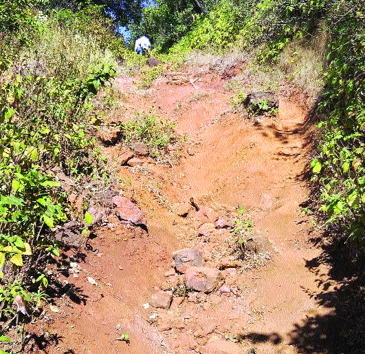Guruji's journey in the mountains, living in the fire! | जीव मुठीत घेऊन गुरुजींचा डोंगर दऱ्यातील प्रवास! Guruji's journey in the mountains, living in the fire! | जीव मुठीत घेऊन गुरुजींचा डोंगर दऱ्यातील प्रवास!