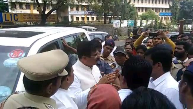 Advocates of trains for Soyabean in Satara, NCP activists attacked | साताऱ्यात सोयाबीन दरासाठी अडविल्या मंत्र्यांच्या गाड्या, राष्ट्रवादीचे कार्यकर्ते आक्रमक Advocates of trains for Soyabean in Satara, NCP activists attacked | साताऱ्यात सोयाबीन दरासाठी अडविल्या मंत्र्यांच्या गाड्या, राष्ट्रवादीचे कार्यकर्ते आक्रमक