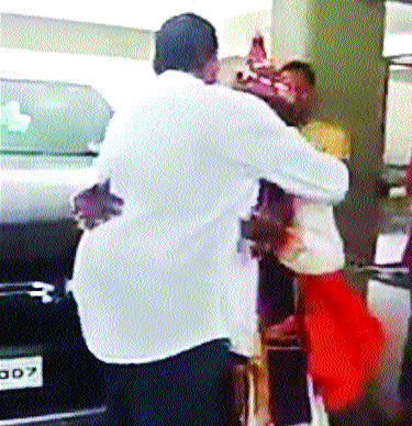 Vasudevali Udayanraazni zapi | वासुदेवालाही उदयनराजेंची झप्पी