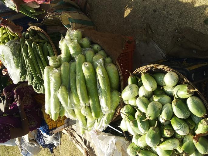 Vegetable shrubs due to the incessant decline of agriculture | शेतीमालाची आवक घटल्याने भाजीपाला कडाडला