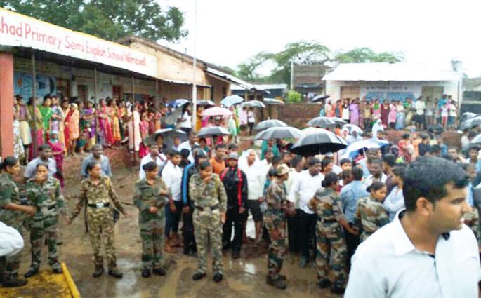 School of Lemonade; 35 students stuck | अहमदनगरमधील निंबोडी येथील शाळेची इमारत कोसळली, १६ विद्यार्थी जखमी School of Lemonade; 35 students stuck | अहमदनगरमधील निंबोडी येथील शाळेची इमारत कोसळली, १६ विद्यार्थी जखमी