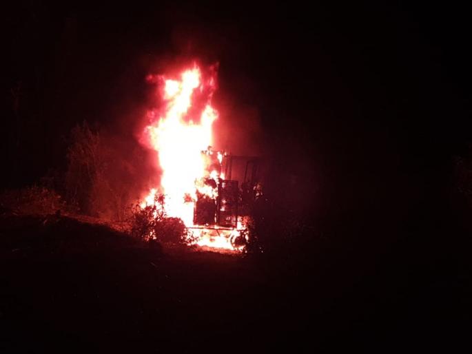 Kisanvir Khandala's threshing instrument fire! | किसनवीर खंडाळाच्या मळणी यंत्राला आग!