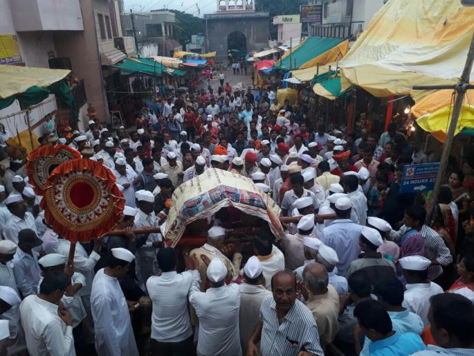 Siddhi Binayakana's birth ceremony is excited | सिद्धीविनायकायचा जन्म सोहळा उत्साहात Siddhi Binayakana's birth ceremony is excited | सिद्धीविनायकायचा जन्म सोहळा उत्साहात