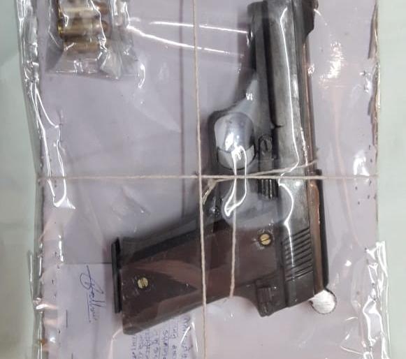  The pistol caught a young man | पिस्टल बाळगणाऱ्या तरुणास पकडले