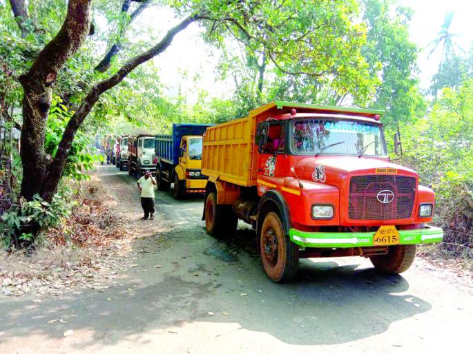 Dumper traffic stopped at Malgaon | मळगाव येथे डंपर वाहतूक रोखली, शिवसेना पदाधिकारी आक्रमक Dumper traffic stopped at Malgaon | मळगाव येथे डंपर वाहतूक रोखली, शिवसेना पदाधिकारी आक्रमक