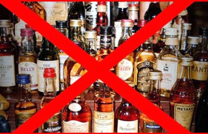 Vengurle police seized a packed ammunition car, worth over Rs eight lakh seized | वेंगुर्ले पोलिसांनी पाठलाग करून पकडली दारुची गाडी, पावणे आठ लाखांचा मुद्देमाल जप्त Vengurle police seized a packed ammunition car, worth over Rs eight lakh seized | वेंगुर्ले पोलिसांनी पाठलाग करून पकडली दारुची गाडी, पावणे आठ लाखांचा मुद्देमाल जप्त