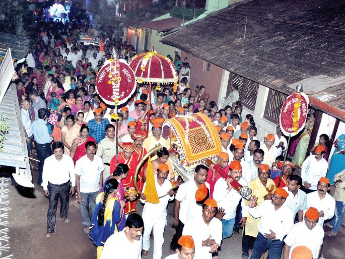 Bhalchandra Naama's alarm; Pankhi procession from Kankanagari, Dumkumali, Kankavli city and devotees visit | भालचंद्र नामाचा गजर; कनकनगरी दुमदुमली, कणकवली शहरातून पालखी मिरवणूक, भाविकांची मांदियाळी Bhalchandra Naama's alarm; Pankhi procession from Kankanagari, Dumkumali, Kankavli city and devotees visit | भालचंद्र नामाचा गजर; कनकनगरी दुमदुमली, कणकवली शहरातून पालखी मिरवणूक, भाविकांची मांदियाळी