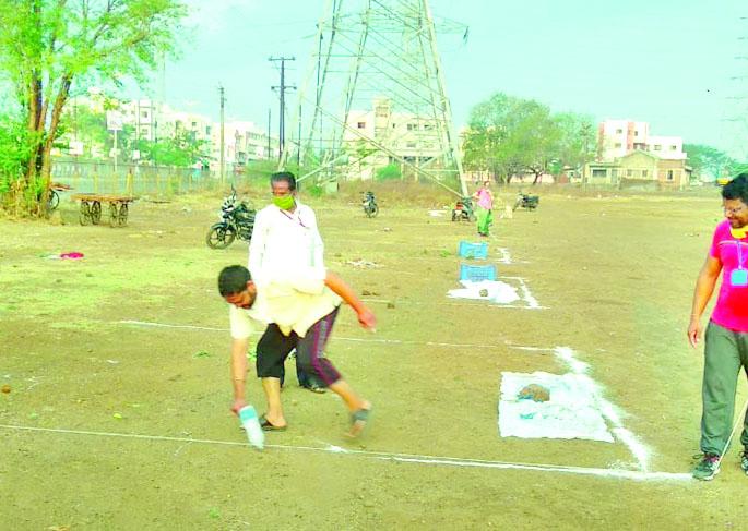Sinnar gets 'social distancing' in the market | सिन्नरला भाजीबाजारात ‘सोशल डिस्टन्सिंग’  Sinnar gets 'social distancing' in the market | सिन्नरला भाजीबाजारात ‘सोशल डिस्टन्सिंग’