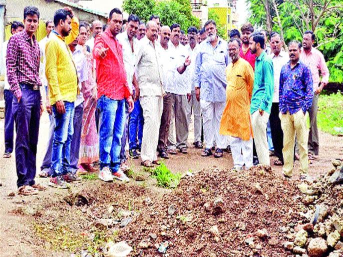 Junking track work in Sinnar in progress | सिन्नरला जॉगिंग ट्रॅकचे काम प्रगतिपथावर Junking track work in Sinnar in progress | सिन्नरला जॉगिंग ट्रॅकचे काम प्रगतिपथावर
