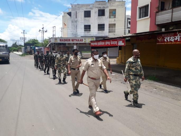 City of Sinnar Police, Riot Control Squad troopers, movement through suburbs | सिन्नर पोलिस, दंगा नियंत्रण पथकाच्या जवानांचे शहर, उपनगरांतून संचलन